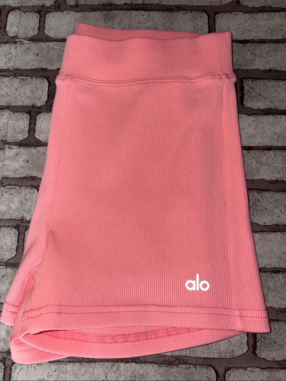 Alo Women’s Goddess Ribbed High-Waist Hot Short Strawberry Lemonade Size Small